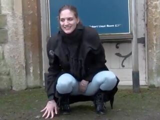 Concupiscente lassie pisses em leggings e espectáculos dela tetas em público