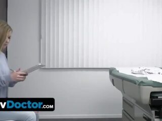 Agradável jovem grávida paciente fica prepared por quente assed enfermeira antes o mestre delivers sua especial terapia