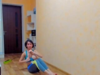 Provokativní bruneta myla anděl performs gymnastics v sportwear s ňadra out&excl;