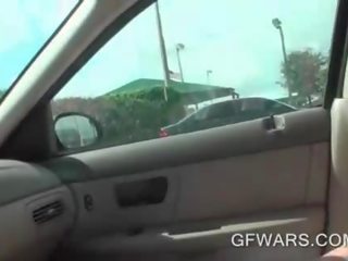 Innocent blond coups massif bite en une voiture