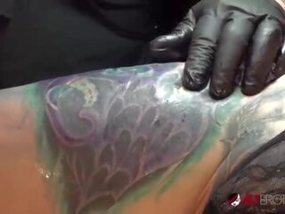 Marie bossette touches τον εαυτό της ενώ ύπαρξη τατουάζ