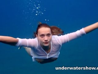 Julia ujumine ihualasti sisse a meri