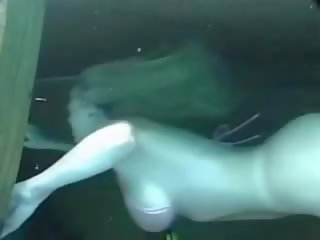 Captivating підводний бікіні молодий жінка